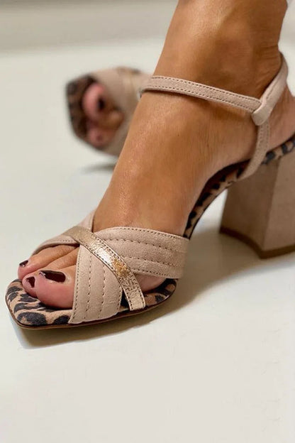 MIREVA | Tira cruzada de acabado metálico en sandalias