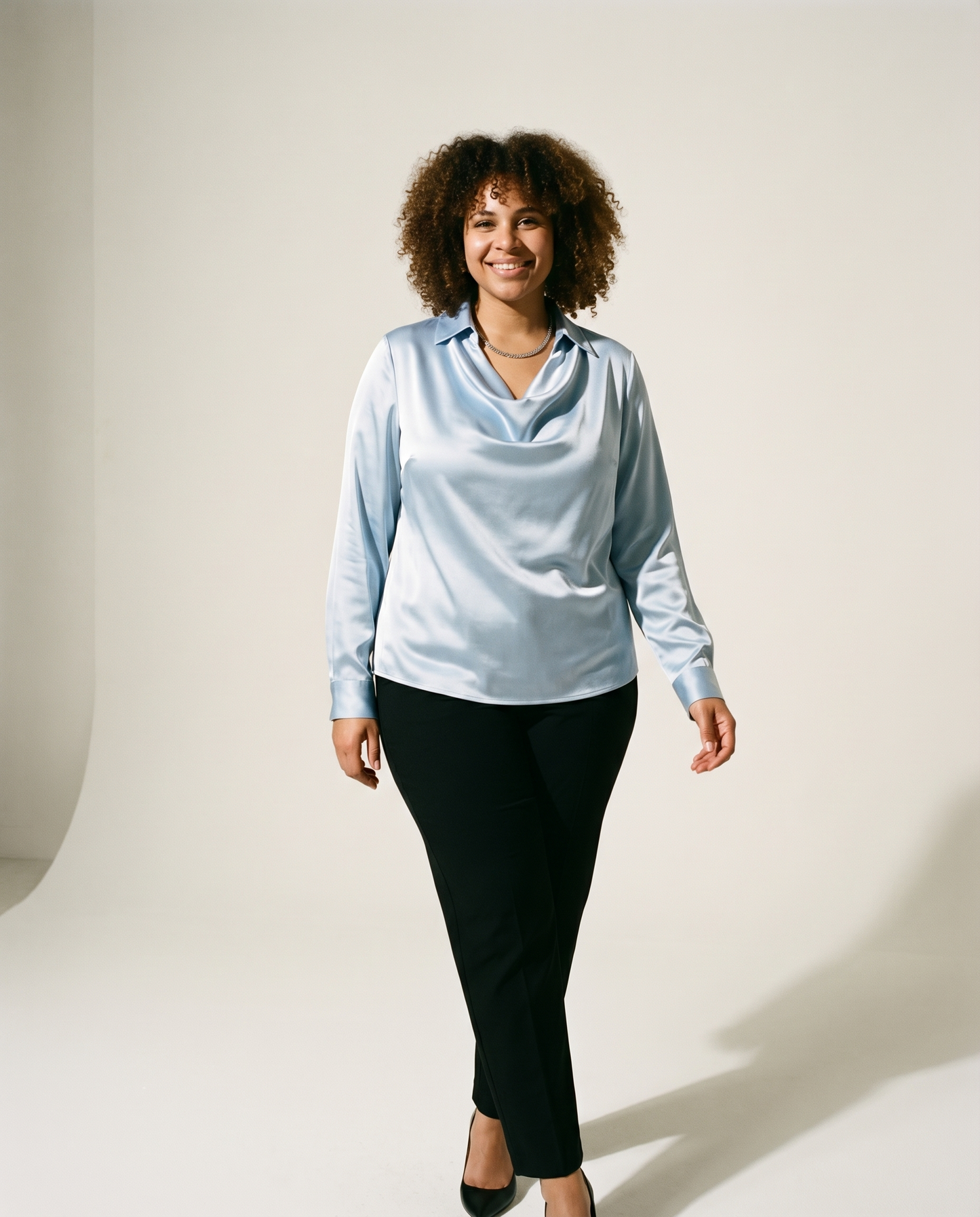 KELI | Cuello drapeado de satén, blusa