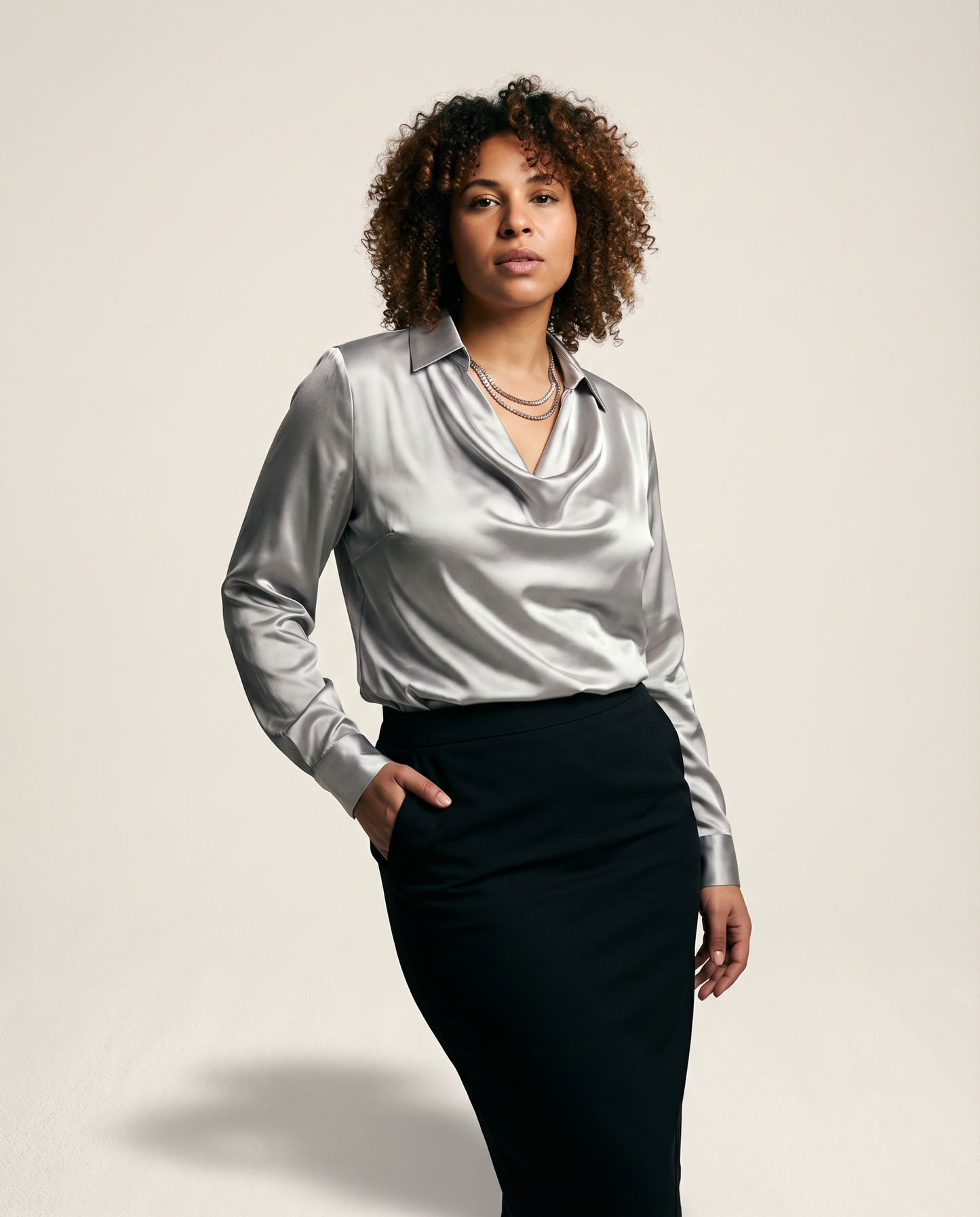 KELI | Cuello drapeado de satén, blusa